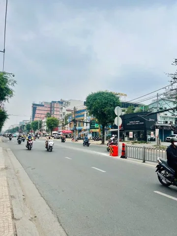 Đối diện Tòa Nhà VIETTEL TOWER, Trục Cách Mạng Tháng 8, Quận 3