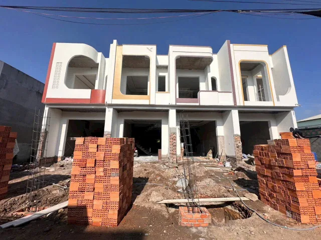 HOT❗️4 CĂN LIỀN KỀ NGAY 1 SẸC DT768 
Kế bên UBND Phường Tân Triều