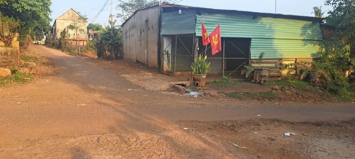 Bán đất trung tâm xã Ia Le - Tỉnh Gia Lai, cách QL14 chỉ 200m. Có sẵn nhà cấp 4 diện tích 616.0m² (200m² thổ cư tự do) ngang 38m mặt tiền giá 1.850 tỷ