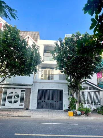 BÁN NHÀ 4Tầng  MT THÍCH QUẢNG ĐỨC -Phước Long -Phường Nam Nha Trang 💰 11 Tỷ 
Diện Tích: 102,5m2 (5x20,5) DTXD  262,6m
Gồm 4 PN 4 WC 
Đường rộng 18,5m thông thoáng đậu oto trước hoặc trong nhà