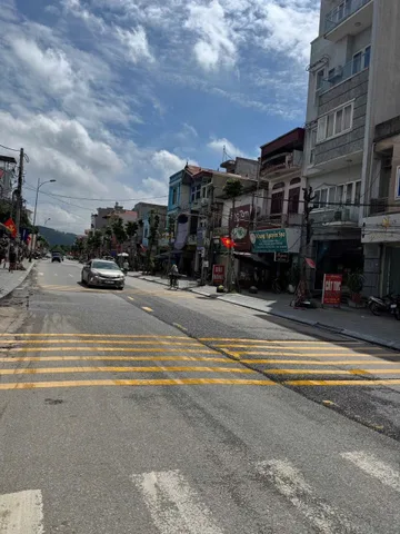 Bán nhà 2 tầng trung tâm phố và. Diện tích 92m mặt tiền 5m hướng tây bắc. Phường hạp lĩnh tỉnh bắc ninh