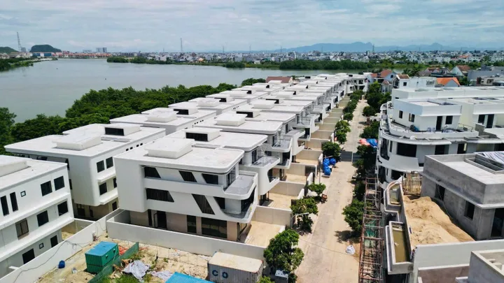 Kẹt tiền cần bán gấp biệt thự khu ELYSIA COMPLEX ven Sông Hàn, P.Hòa Cường, Q.Hải Châu, TP Đà Nẵng, DT 300M2 giá chỉ 23 tỷ