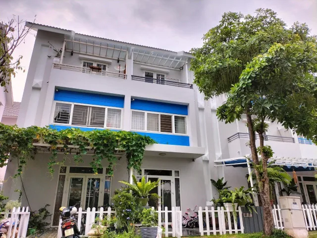 BÁN NHÀ CĂN GÓC, 2 MẶT TIỀN, MEGARUBY, 151m2 SÀN, CÁCH CỔNG CLASSIA 50M, SỔ SẴN, TIỀN THUÊ 20 TRIỆU/THÁNG