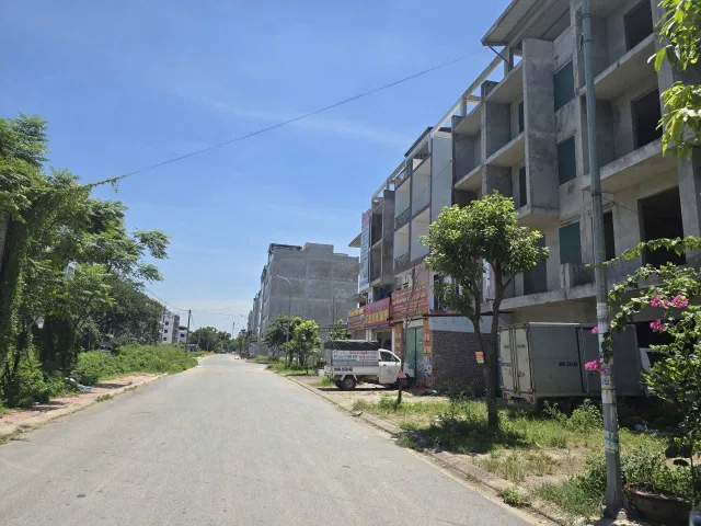 Bán nhà liền kề xây thô 4 tầng dự án parado 1 vạn an dãy CL2 mặt mương đường rộng 32m. Diện tích 100m mặt tiền 5m hướng đông nam. Phường kinh bắc tỉnh bắc ninh
