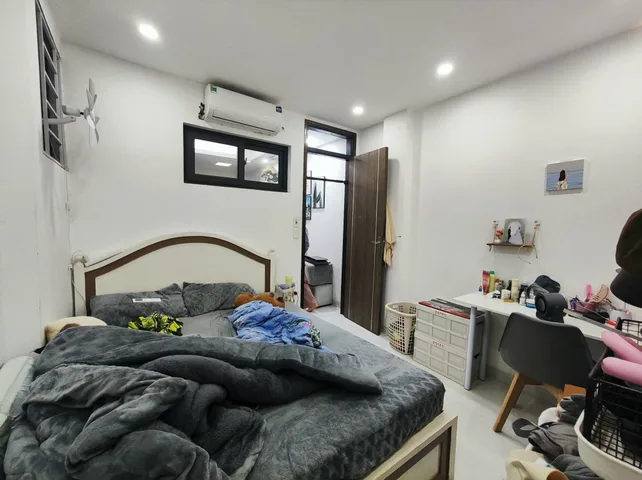 Cho thuê căn hộ chung cư phố Hào Nam, Đống Đa, 2 ngủ full đồ, 40m ra phố, gần bãi ô tô