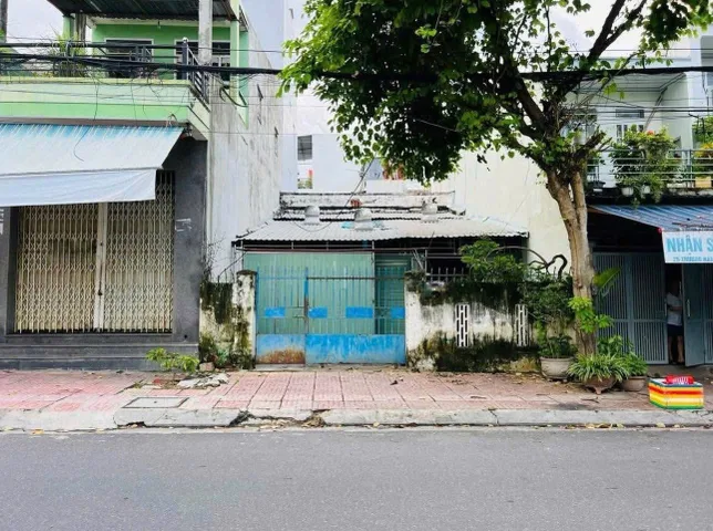 NHÀ VỊ TRÍ ĐẸP – PHƯỚC LONG, NHA TRANG - Mặt tiền Trương Hán Siêu – GẦN BIỂN
•Diện tích : 130,2m² ngang 6,8m mặt tiền đường
• Hiện trạng Nhà cấp 4