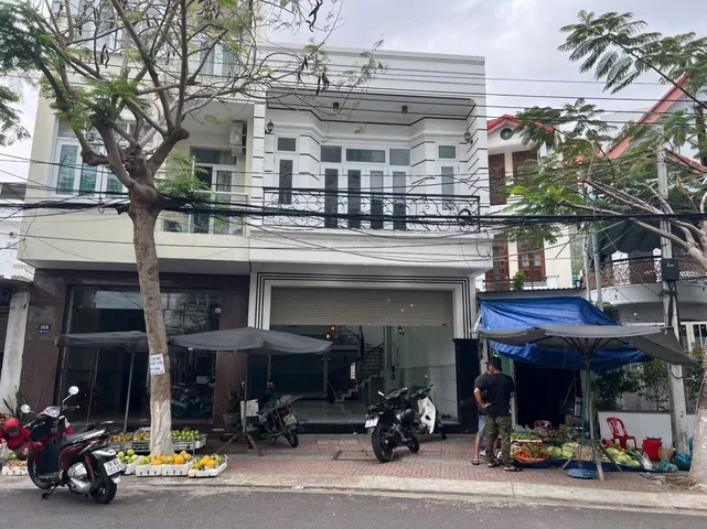 Bán nhà mới xây 2 mặt tiền đường BA Làng
⚡Diện tích : 257,5m  ngang 5,5m ( hậu 12,3m )
⚡Hướng :  Đông Nam
⚡Thiết kế: 1 trệt, 1 lầu
⚡Đường rộng: 16m (đường phía sau 5m)
⚡Tiện ích bán kính 1km : Đầy đủ
