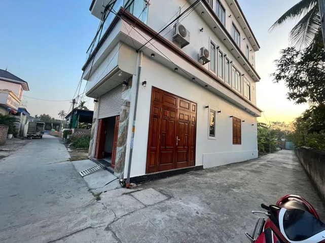 Duy nhất 1 lô ngay chợ Hợp Thành - Phường Lê Ích Mộc. Ngõ ô tô 7 chỗ. L/h:076.231.9990 e Thúy 
Bán kính 250m trường học, siêu thị vinMart … khu buôn bán sầm uất! 
Dân cư đông đúc giàu có, văn minh
Giá :680