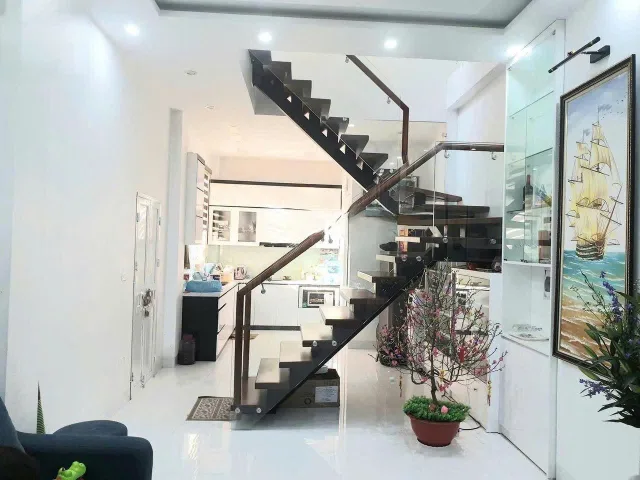Cho Thuê Nhà Ngõ 2 Đường Tăng Thiết Giáp - Đông Ngạc - BTL/ 40M² 4 Tầng 5 Ngủ - Nội Thất CB - Ô Tô con Đỗ Cửa - Giá Thuê 11tr