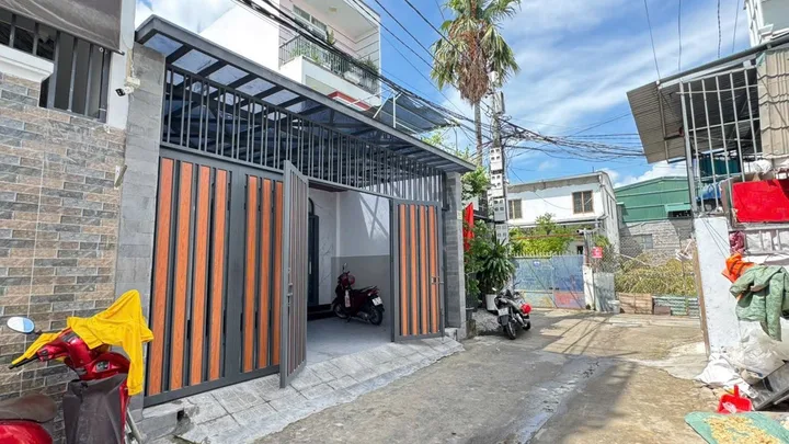 BÁN NHÀ HẺM OTO Lê  Hồng phong- Nam Nha Trang 
-- Sẵn Hợp Đồng thuê 10tr/ tháng cho khách đầu tư ( hd thuê đến cuối năm nay ạ) 
-DT: 91.5m2 - ngang 6m
-Hẻm thông 5m ôtô đỗ sân