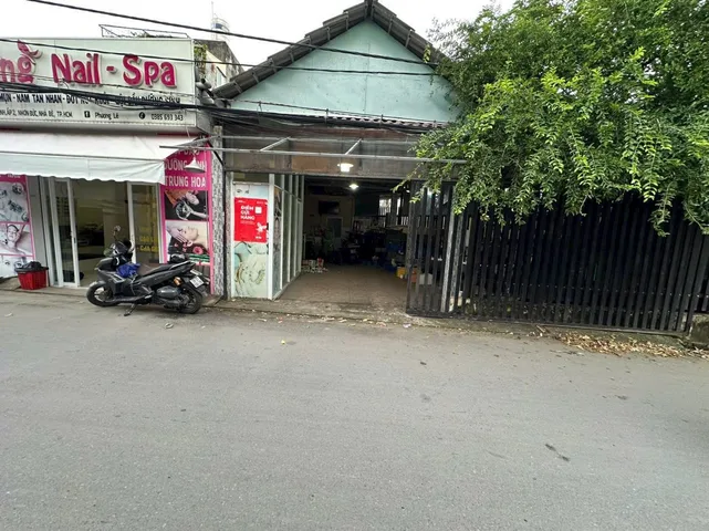 Bán đất tặng nhà . Dt thực tế 150m2  góc 2 mặt tiền. Hẻm xe hơi Lê văn lương nhà bè