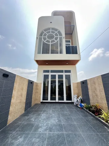 Nhà mới tinh – thiết kế hiện đại, có sân xe hơi rộng rãi, dọn vào ở ngay!