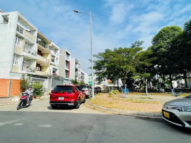 Bán nhà Quận 2 khu Lê Văn Thịnh đất full thổ ngang 5m nhà 4 Tầng sân đậu ô tô gần Chợ trường banks...