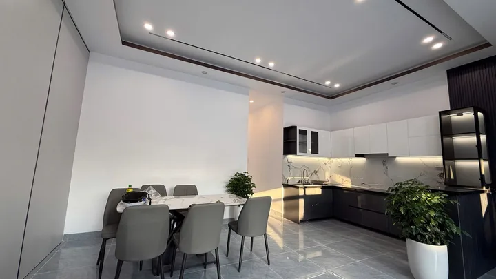 💥 Nhà Mới 2 Tầng, Ngay Trung Tâm Diên Khánh — Dọn Vào ở ngay

✨ NỘI THẤT XỊN  — DT : 137m² (Full thổ cư) - Ngang 6m cực thoáng.

• Thiết kế: 3 PN (có phòng tầng trệt), 3 WC, hệ cửa Xingfa cao cấp.
• Tặng kèm: Sofa, TV 65", 3 máy lạnh, bàn ăn, kệ bếp.