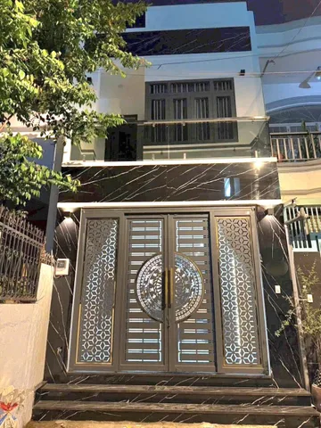 BÁN NHÀ ĐẸP SÁT HÒA BÌN.H - COOPMAR.T - ÔTÔ VÀO NHÀ - ( 4X18M )