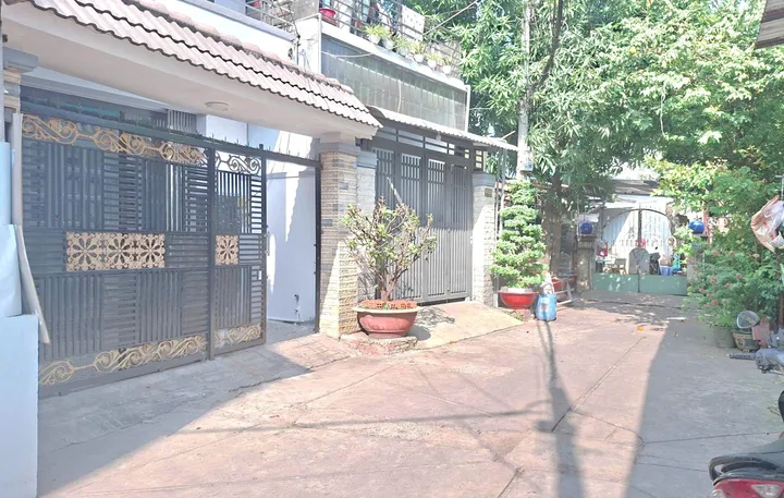 ngang lớn 5m, dt 80m2_chỉ 5,..ty, có nhà 3 tầng tỉnh lộ 10