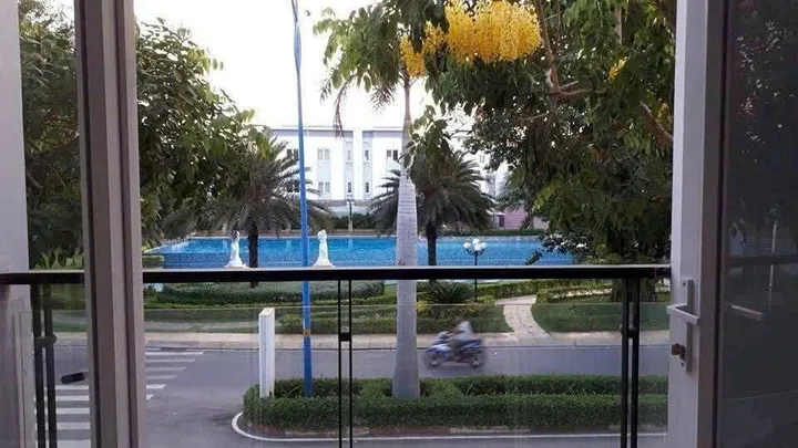 BDS HVL Nhà Mega Village Khang Điền trục chính 20m, view trực diện hồ bơi