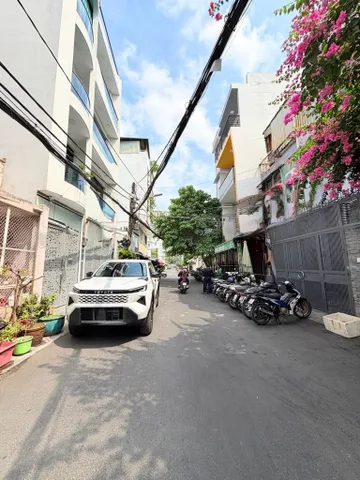 Nhà đẹp 5 tầng , HXH , có chừa chỗ gắn thang máy.