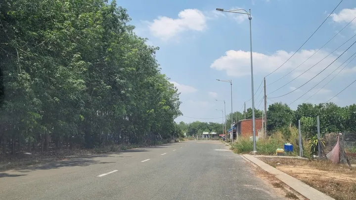Bán đất 558.5m² có sẵn 150m² thổ cư ngang 10m giá 1.5 tỷ tại Phường Chơn Thành