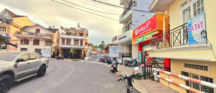 Bán nhà mặt tiền đang kinh doanh trung tâm Đà Lạt, gần chợ Bùi Thị Xuân