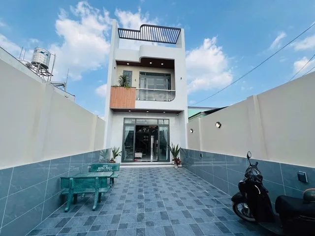 Bán nhà 200m2 có sân vườn chỉ 1 xẹt TL824 gần chợ Mỹ Hạnh, nhà mới xây 3 phòng ngủ