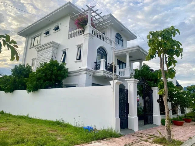 BÁN BIỆT THỰ  VIEW Sông Tắc Nhatrang -Có Thang Máy 
Diện Tích:. 360m2. 3 tầng nội thất đầy đủ
Đường hiện trạng: 13m . Sau giáp Sông Tắc 
Có 5 PN 5WC, thang máy. Sổ chủ đầu tư. Xd hoàn công, đợi gắng tên vào sổ