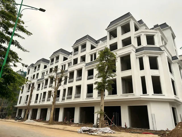BÁN BIỆT THỰ CỔ BI DT 98M2 NGAY CẠNH TRƯỜNG HỌC CÓ Ô CHỜ THANG MÁY DÂN CƯ ĐÔNG ĐÚC NHỈNH 17 TỶ