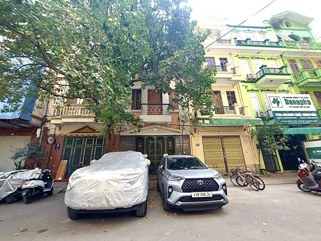 BÁN NHÀ ĐƯỜNG NGUYỄN VĂN TRỖI. 90M2 - 5 TẦNG. GARA Ô TÔ.