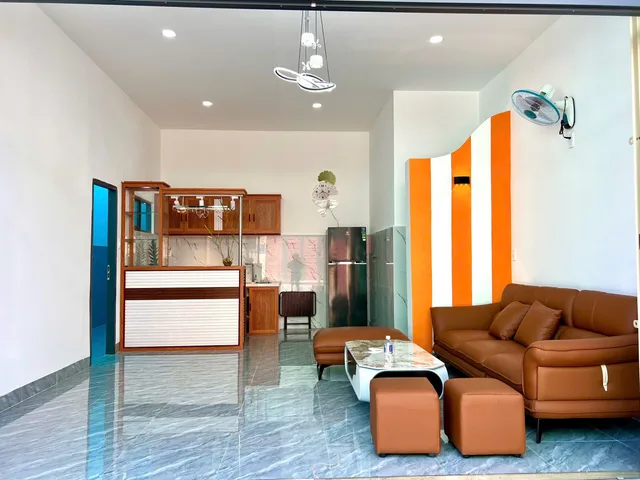 💥 Tìm đâu ra căn nhà ngang 6m, đường rộng 10m, gần Biển - mà giá chỉ "tiểu học" thế này tại Nha Trang? 
__ Với 3PN - 4WC, không gian cực thoáng cho gia đình 4-5 người. Sát biển Hòn Rớ, hít thở gió trời mỗi ngày, đã hoàn công chuẩn chỉnh 100%. 
Chính chủ