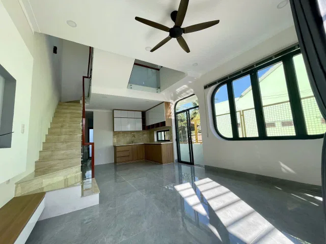 💥 CHỦ HẠ GIÁ 200 TRIỆU - BÁN GẤP NHÀ ĐẸP BẮC NHA TRANG 💥

Cần bán căn nhà mới xây với thiết kế hiện đại tại Thôn Tây, Vĩnh Phương, Nha Trang. Khu vực dân cư đông đúc, an ninh, giao thông cực kỳ thuận tiện