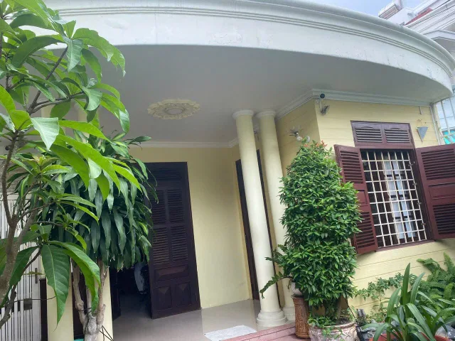 Nhà đẹp mặt tiền Lê Văn Tám ngang 7,3m gần biển, Nam Nha Trang (Phước Long)
- Diện tích: 193,4m² ngang 7,3m. Full thổ
-Nhà cấp 4 hoàn công CĂN GÓC gồm 4pn, 4wc, bếp, phòng ăn, thờ, kho, sân vườn.