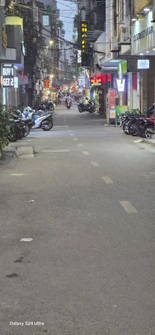 Bán nhà MP Đông Các - Thông phố Hoàng Cầu.  Lô góc 2 thoáng , kinh doanh tấp nập ngày đêm