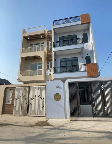 Bán 2 căn nhà 3 tầng mới xây Phường Tây Nha Trang cách đường cầu bè chỉ 30m
- Diện tích đất : 82m2 ngang 5m full thổ cư. DT sàn: 180m2. 
- Nhà 3 tầng: 3pn, 4wc, thờ khách bếp, sân phơi đồ, giếng trời, sân đậu ô tô
- Hướng: Tây Nam