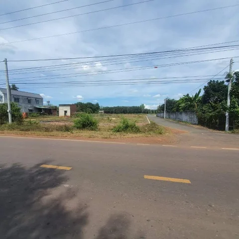 0909 044 186 .Bán đất 300m² có sẵn 100m² thổ cư ngang 5m giá 680 triệu cách Quốc lộ 14 300m Phường Đồng Xoài