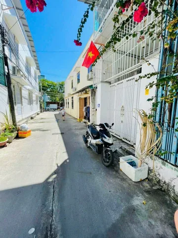 Bán nhà có 4 phòng trọ hẻm oto Thái Phiên , Bắc Nha Trang . 
Dt : 82,8 m2 , ngang 4m , nở hậu gần 6m . 
Kết cấu : nhà 1 trệt 1 lầu , 1pn , tặng thêm 4 phòng trọ có lối đi riêng có dòng tiền ổn định . 
Đường oto thông thoáng . 
Vị trí cách biển , trườn