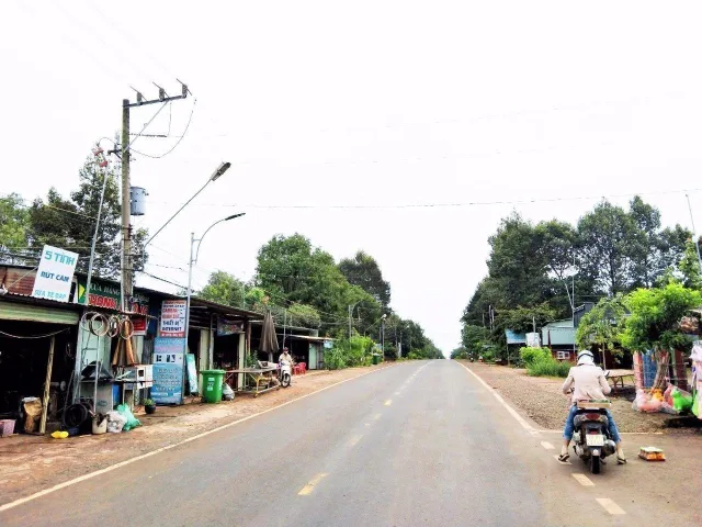 0909 044 186 .Bán đất 300m² có sẵn 100m² thổ cư ngang 5m giá 680 triệu cách Quốc lộ 14 300m Phường Đồng Xoài