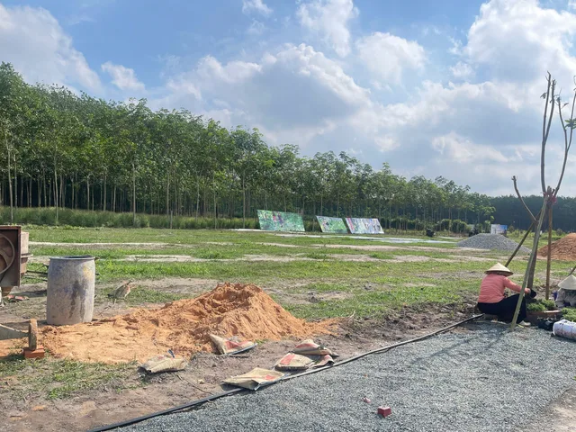 Bán đất 225m² có sẵn 60m² thổ cư ngang 5m giá 570 triệu đang xây nhà ở 2 phòng ngủ tại Chơn Thành - Đồng Nai