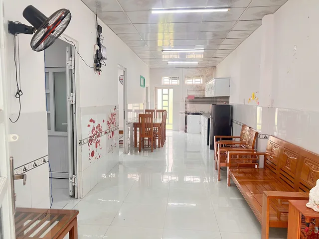 ⭐️Nhà cấp 4 Hiệp Thành cũ (phường Bình Dương-TP.HCM) ngang 6m thổ cư 100% đường oto 4,5m sau Giáo Xứ Chánh Thiện giá êm (💰2,95tỷ còn hớt). 2 phòng ngủ-2wc-sân oto rộng đậu 2 chiếc