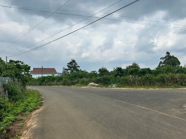 Cần bán lô đất mặt tiền đường 6m giá siêu tốt cho anh chị em