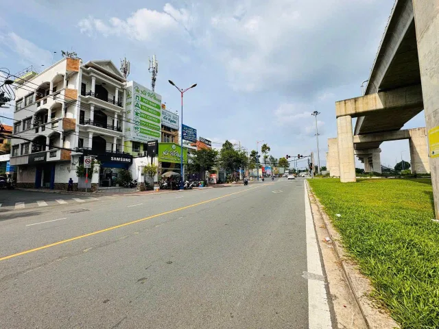 225 -NHÀ MẶT TIỀN NGAY NGÃ 4 THỦ ĐỨC- NHÀ 1 TRỆT 1 LẦU - P. BÌNH THỌ  -NGAY GA METRO