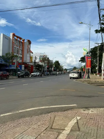 Bán căn nhà mặt tiền ql20, kề bên công viên thống nhất 11ty8