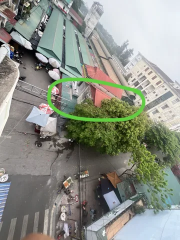 Nhà lô góc 2 mặt tiền. Đối diện cổng chợ