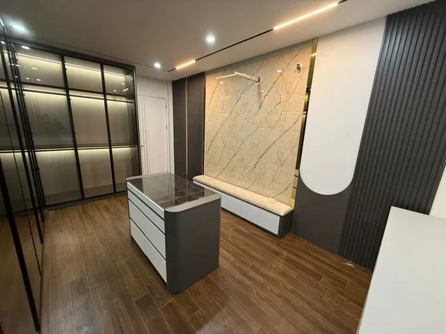 Nhà đẹp Nguyễn Văn Cừ Long Biên 135m2, 5 tầng, gara ô tô, mặt tiền rộng