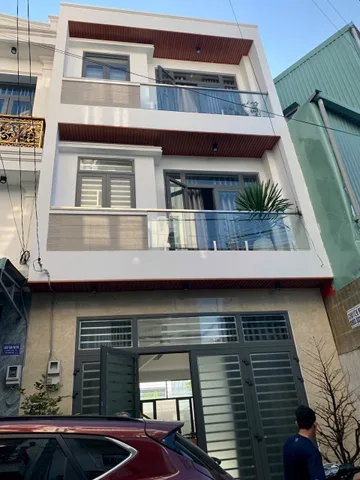 Chính chủ cần bán căn nhà tại phường tân chánh hiệp, quận 12, xung quanh đầy đủ tiện ích, bán kính 500m trường cấp 1, 2,3, mầm non, đại học giao thông tphcm, gần chợ bệnh viện quận 12. Khu dân cư ở đông đúc.