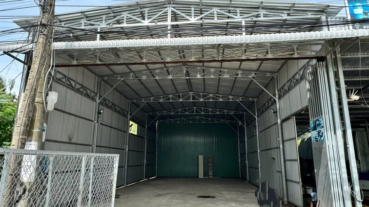 Cho thuê kho xưởng mặt tiền đường xe container 240m2.