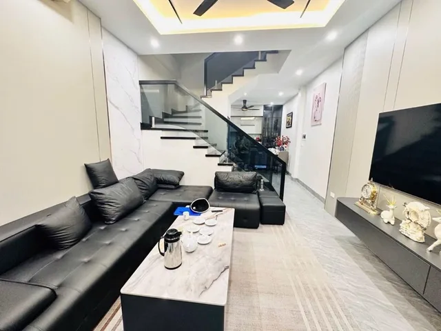 Chỉ 1x tỷ – Nhà Lò Đúc 56m² x 4 tầng, ô tô đỗ cửa, khu ở rất yên tĩnh, dân trí cao, cách mặt phố vài bước chân