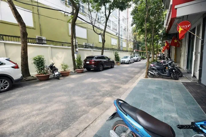Cho thuê nhà ngõ 170 Hoàng Ngân, Cầu Giấy 64M  x 5T Ô TÔ TRÁNH giá 28 triệu