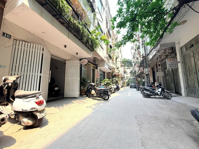 BÁN NHÀ ĐƯỜNG HOÀNG CẦU. 5 TẦNG. GARA Ô TÔ.