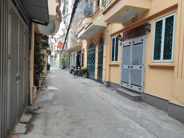 Bán Nhà 3 Mặt Ngõ. 2 Mặt Tiền Đường Cầu Giấy. Ô Tô. DT 63m2. MT 6.2m. Giá 23.3 Tỷ.