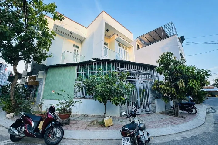 CĂN GÓC TĐC VĨNH TRƯỜNG – NAM NHA TRANG

✨ Căn góc hiếm – vị trí đẹp – vừa ở vừa kinh doanh cực tốt

• 📐 Diện tích: 64,6m² – căn góc ôm cua ~15m, cực kỳ thoáng mát
• 🏠 Kết cấu: 2 tầng | 3 phòng ngủ – 2 WC
• 📍 Vị trí: Cách chợ Vĩnh Trường chỉ 100m – 